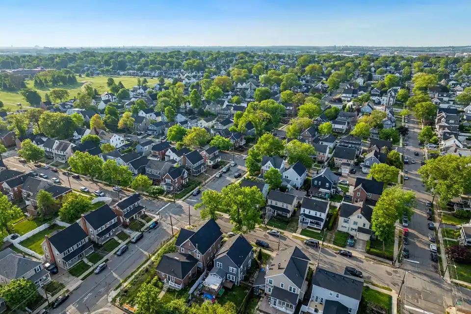 Reemplazo de techo en Kearny, NJ — nuevo techo de tejas en un hogar colonial